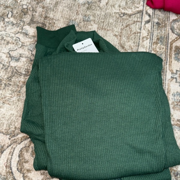 Comfy Green Zip-Up Jumpsuit - Picture 8 of 10